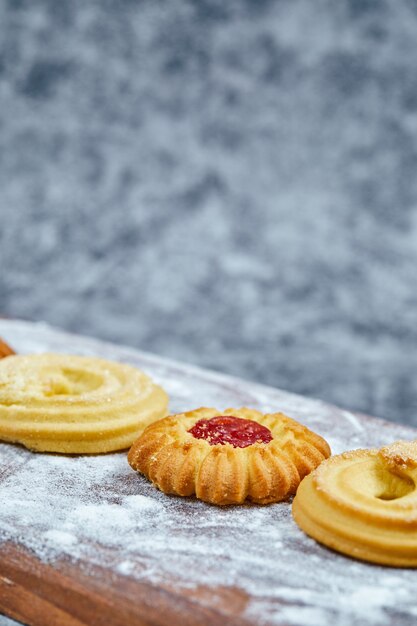 Photo gratuite biscuits assortis sur la plaque en bois et.