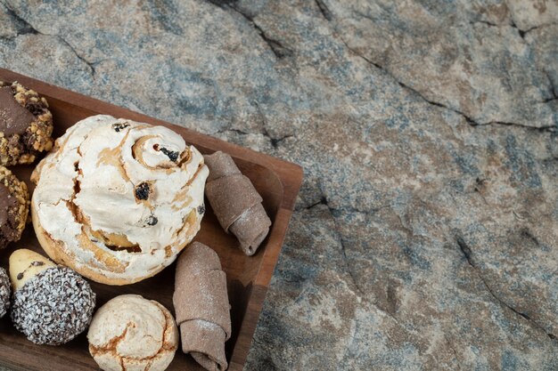 Biscuits au beurre et au chocolat dans un plateau en bois.