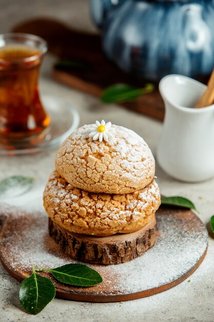 Biscuits au beurre avec des poudres de sucre en poudre