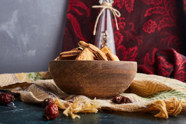 Biscuits au cacao dans une tasse en bois.