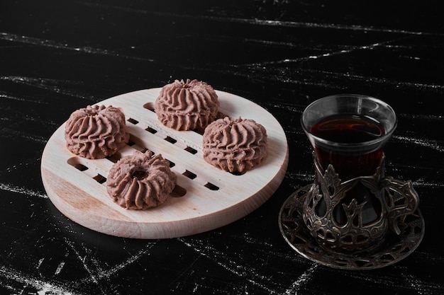 Biscuits au cacao avec un verre de thé.