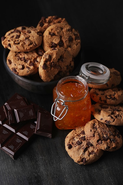 Photo gratuite biscuits au chocolat aux pépites de chocolat