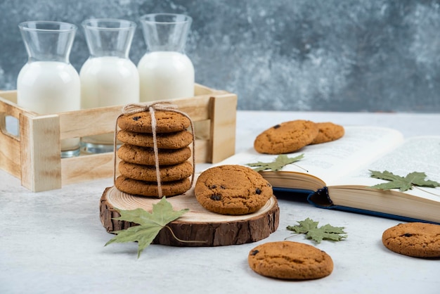 Biscuits au chocolat en corde sur une planche de bois.