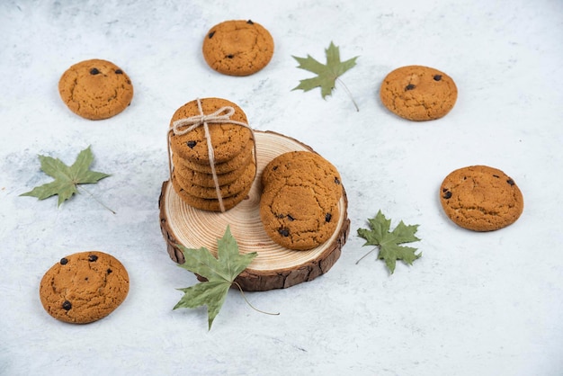 Biscuits au chocolat en corde sur une planche de bois.