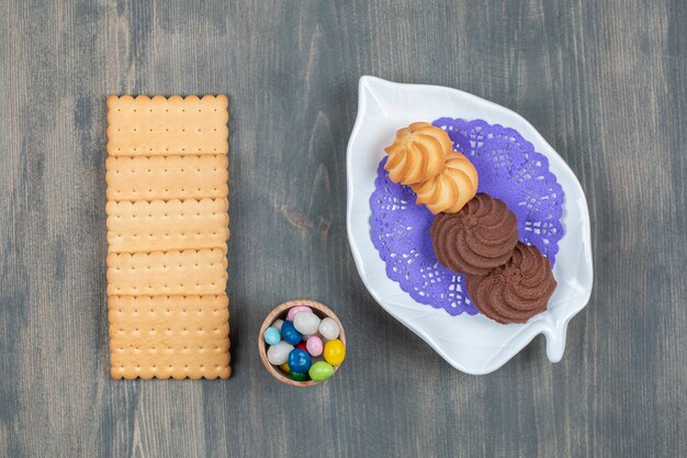 Biscuits au chocolat avec des craquelins et des bonbons colorés