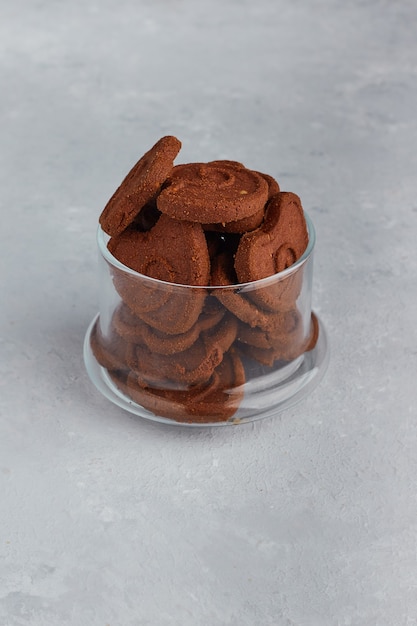 Biscuits au chocolat dans une tasse en verre au milieu.