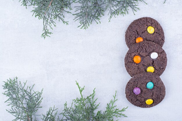 Biscuits au chocolat décorés de bonbons colorés.