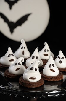 Biscuits au chocolat décorés de meringue comme un fantôme pour halloween
