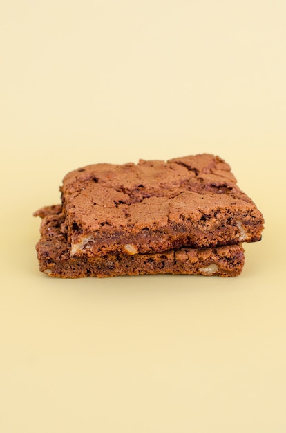 Biscuits au chocolat délicieux et appétissants sur fond marron