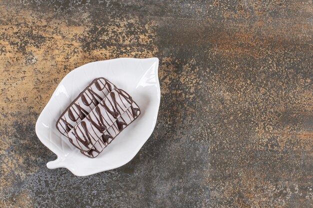 Biscuits au chocolat frais sur plaque blanche.