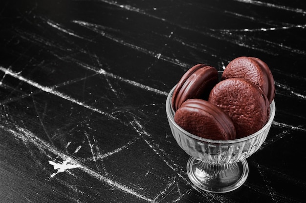 Biscuits au chocolat à la guimauve dans une tasse en verre.