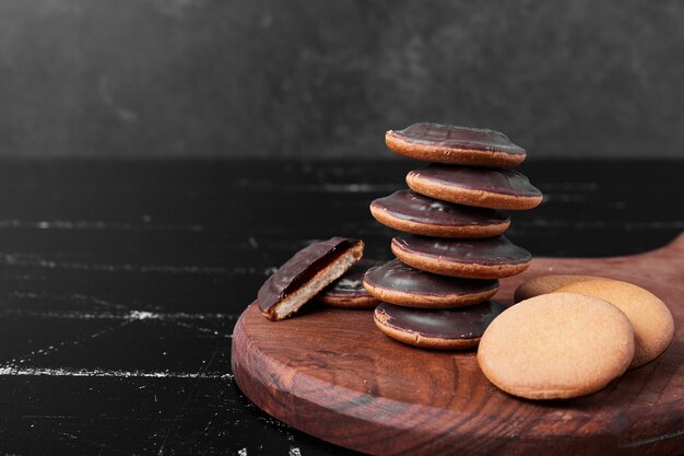 Biscuits au chocolat sur une planche de bois