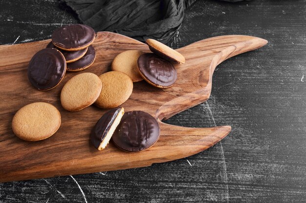 Biscuits au chocolat sur une planche de bois.