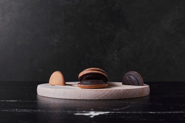 Biscuits au chocolat sur une planche de bois.
