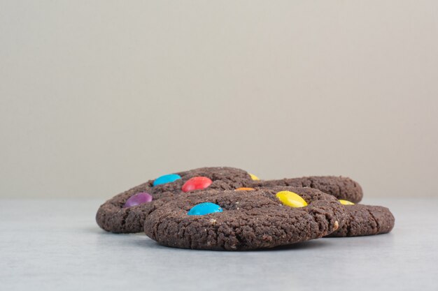 Biscuits au chocolat sucré rond sur tableau blanc.