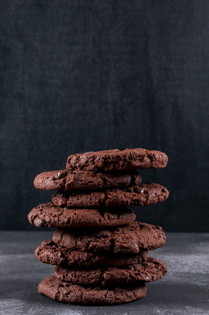 Photo gratuite biscuits au chocolat sur table noire