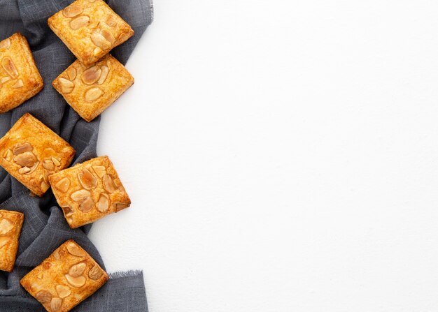 Biscuits au four aux amandes sur l'espace de copie de tissu