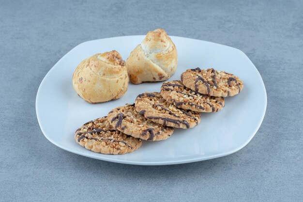 Biscuits au sésame frais sur plaque blanche. Gros plan photo.