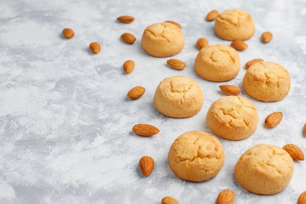 Biscuits aux amandes maison sains sur le béton, vue de dessus