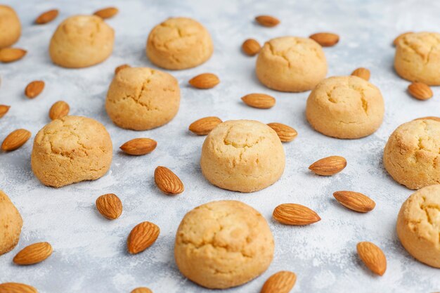 Biscuits aux amandes maison sains sur le béton, vue de dessus