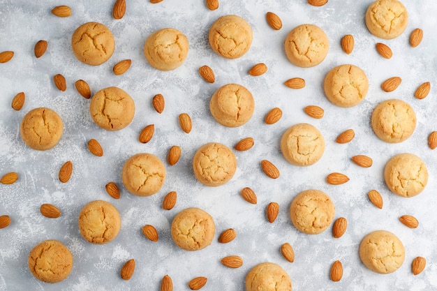 Biscuits aux amandes maison sains sur le béton, vue de dessus