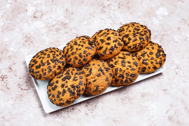 Biscuits aux brisures de chocolat de style américain sur fond de béton clair.