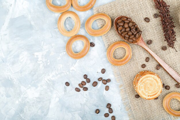 Biscuits aux grains de café sur fond grungy