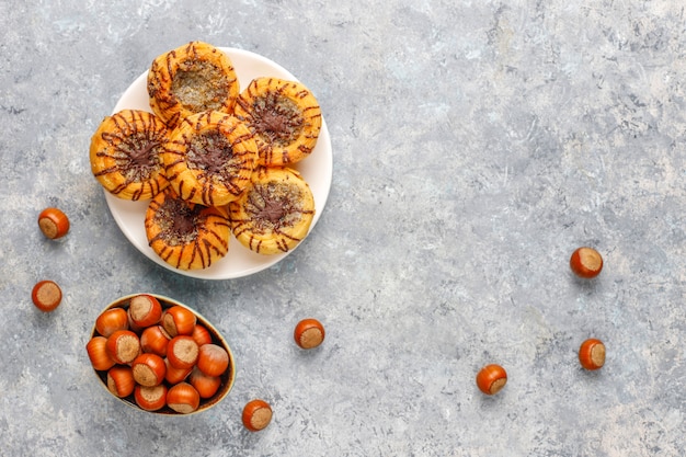 Biscuits aux noix et au chocolat avec des noix autour, vue de dessus