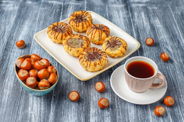 Biscuits aux noix et au chocolat avec des noix autour, vue de dessus