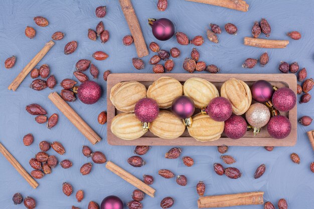 Biscuits aux noix traditionnels dans un plateau en bois avec décoration de Noël