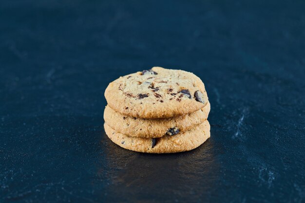 Biscuits aux pépites de chocolat sur une surface en marbre