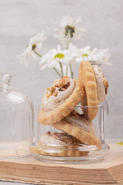 Biscuits à l'avoine et aux raisins dans un bocal en verre.