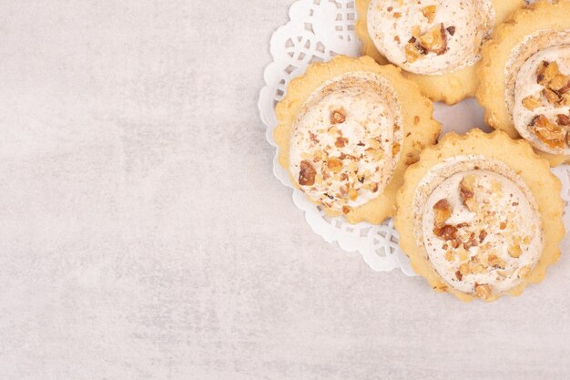 Biscuits à l'avoine et aux raisins sur tableau blanc.