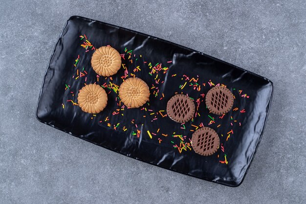 Biscuits d'avoine et de cacao sur plaque noire