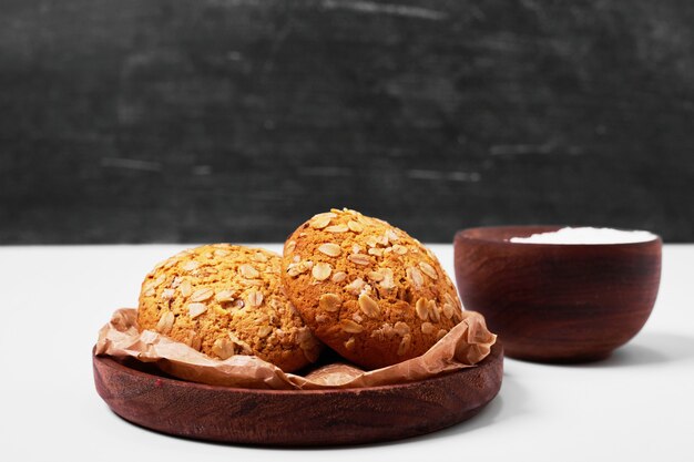 Biscuits à l'avoine avec de la farine sur blanc.