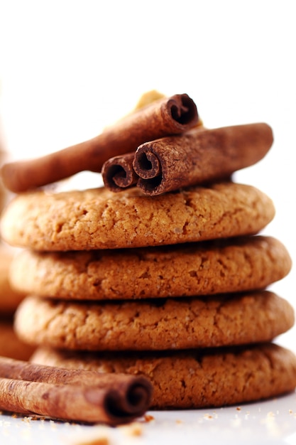 Biscuits à l'avoine frais et savoureux avec des bâtons de cannelle