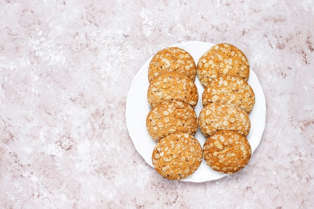 Biscuits à l'avoine de style américain sur fond de béton clair.