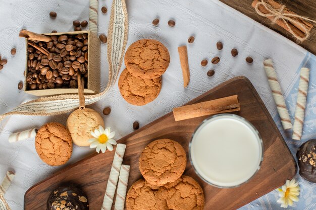 Biscuits à l'avoine avec un verre de lait