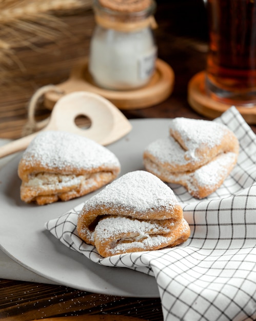 Biscuits à base de pâte brisée saupoudrés de sucre en poudre