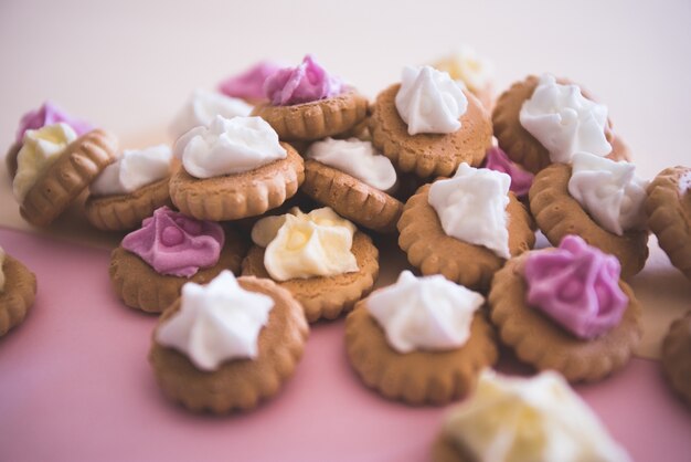 Biscuits blancs, jaunes et roses