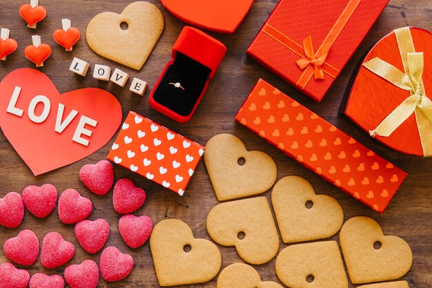 Biscuits et bonbons près des cadeaux