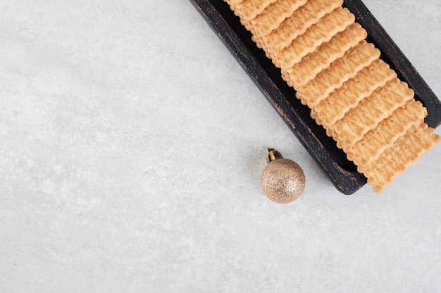 Biscuits et boule de Noël sur surface en marbre