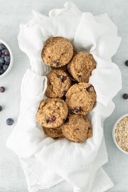 Photo gratuite biscuits bruns sur textile blanc