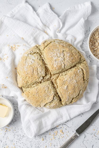 Biscuits bruns sur textile blanc