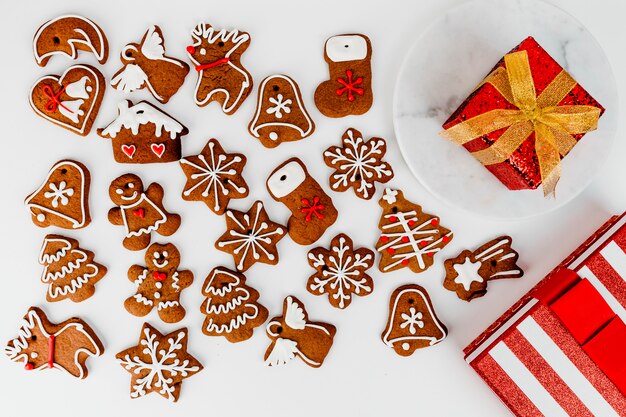 Biscuits et cadeau de pain d&#39;épice de Noël