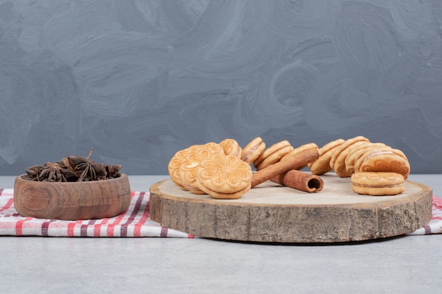 Biscuits à la cannelle arôme sur plaque en bois. Photo de haute qualité