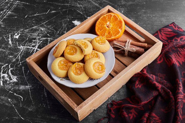 Biscuits à la cannelle et confiture d'orange.