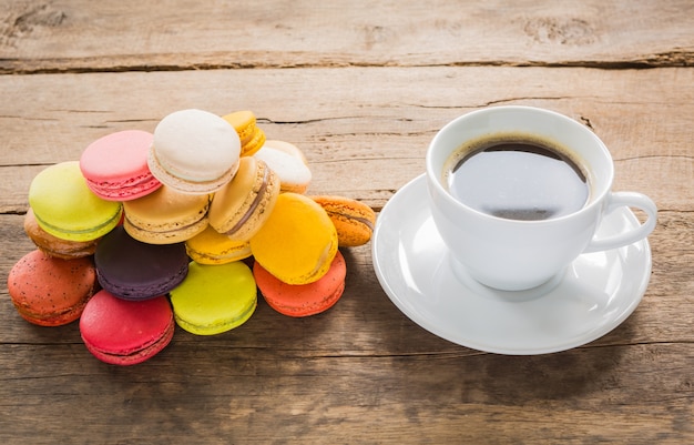 Photo gratuite biscuits colorés empilés avec une tasse de café