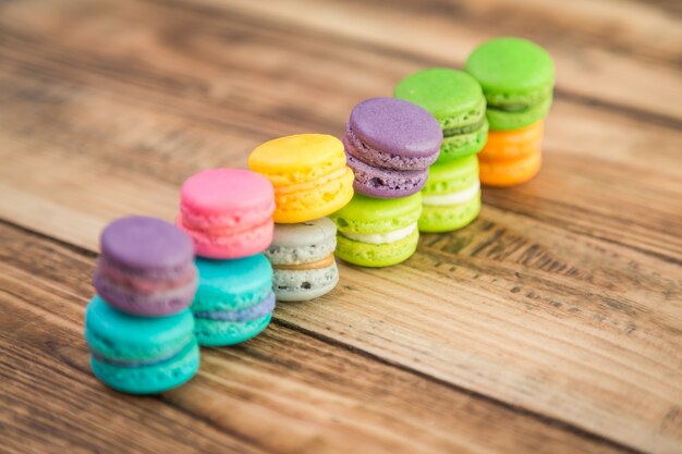 biscuits colorés avec remplissage dans une rangée