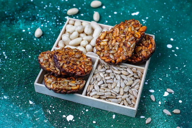 Biscuits confits aux noix sans gluten avec des graines de chocolat, d'arachide et de tournesol, vue de dessus